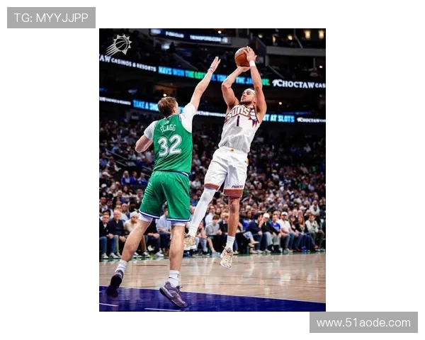 布克首节表现出色三分球未中依然轻松拿下12分2板2助 布克首节表现出色三分球未中依然轻松拿下12分2板2助